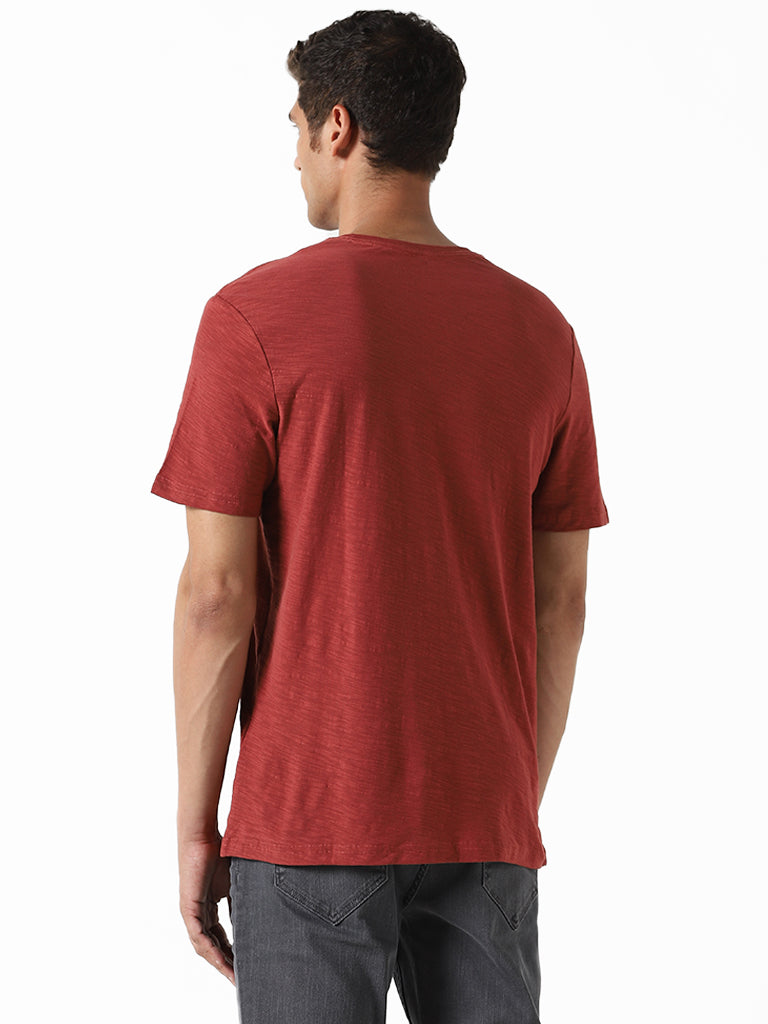 brick red t shirt