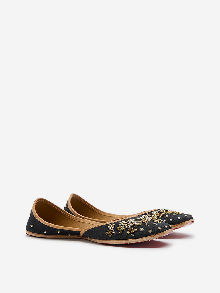 LUNA BLU Black Embellished Juttis