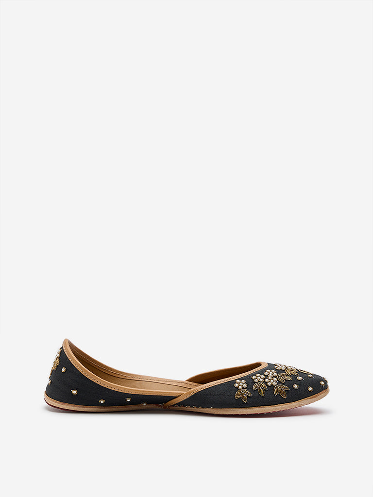 LUNA BLU Black Embellished Juttis