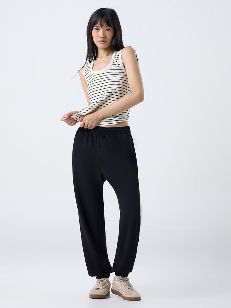 Nuoflexx Black Solid High-Rise Joggers