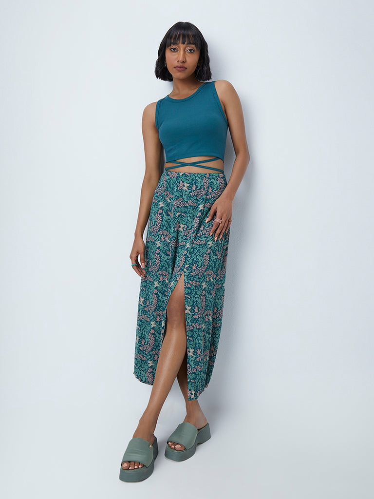 Patterned skirt outlet