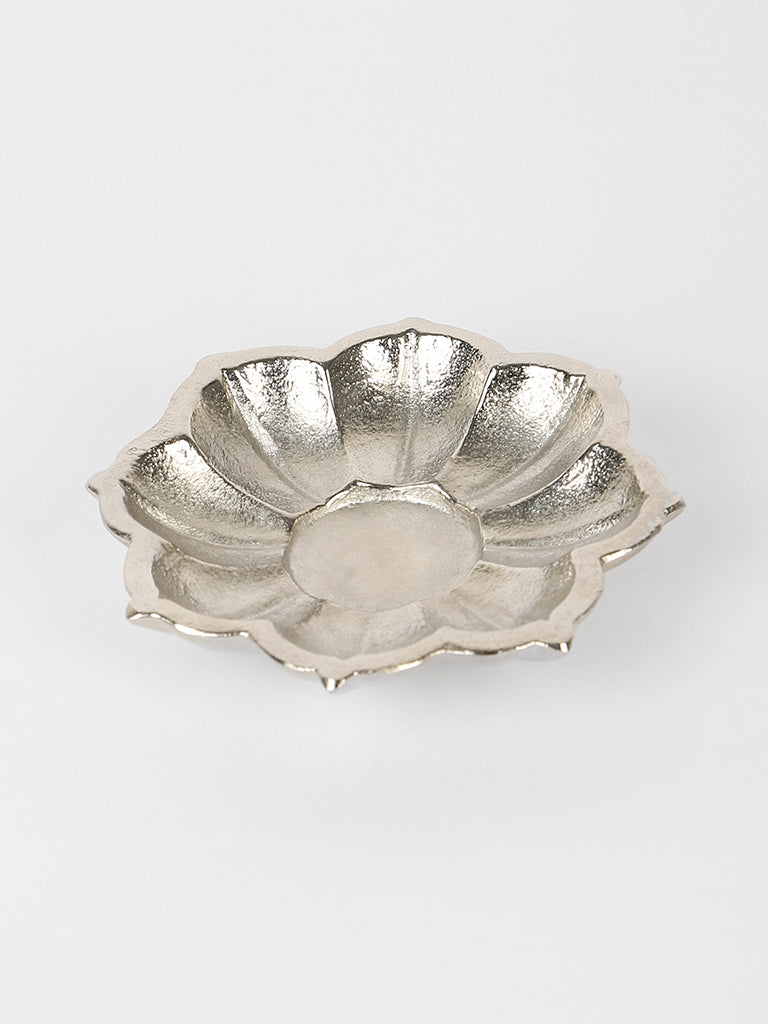 Westside Home Silver Metal Lotus Candle Stand